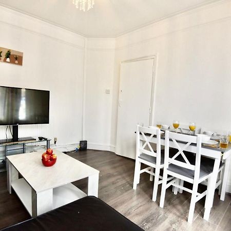 Come On In Villa Pontypridd Bagian luar foto