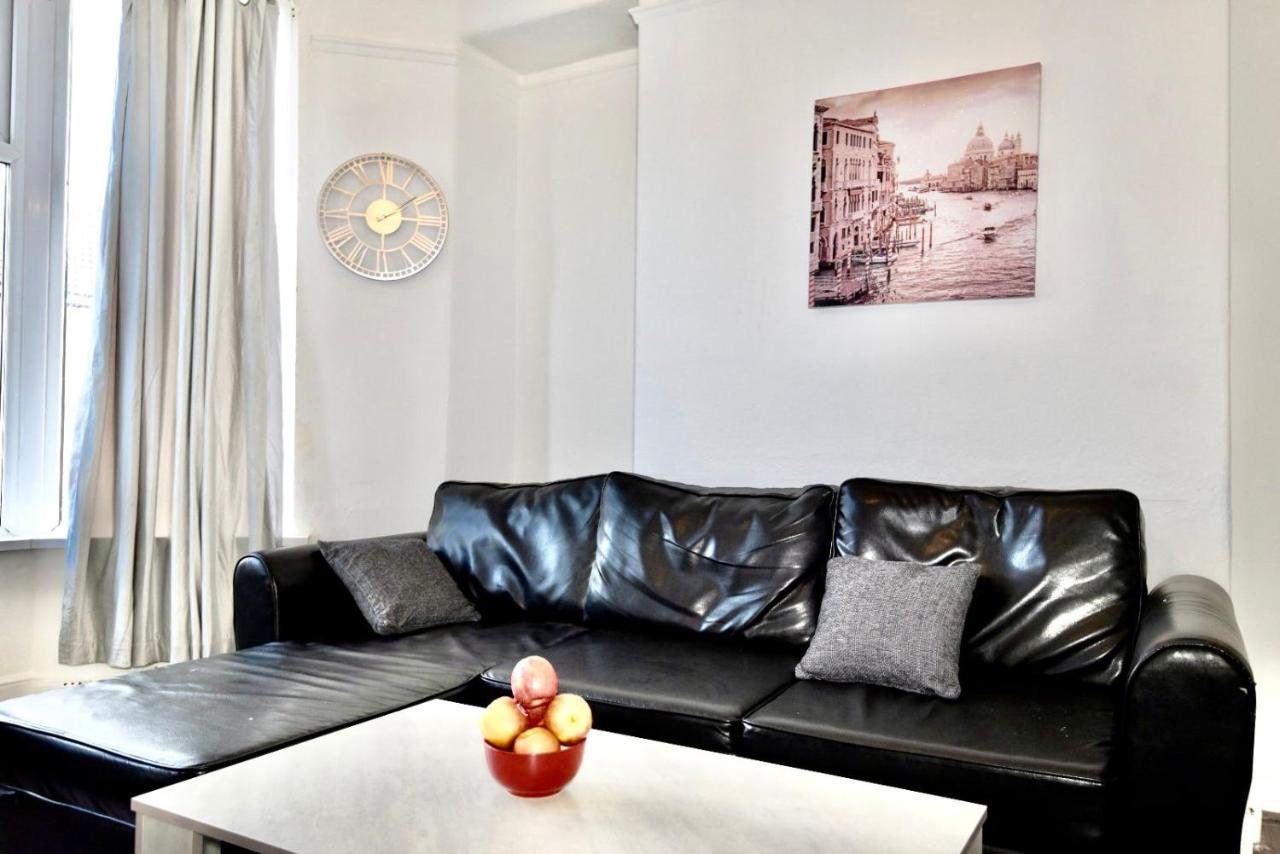 Come On In Villa Pontypridd Bagian luar foto