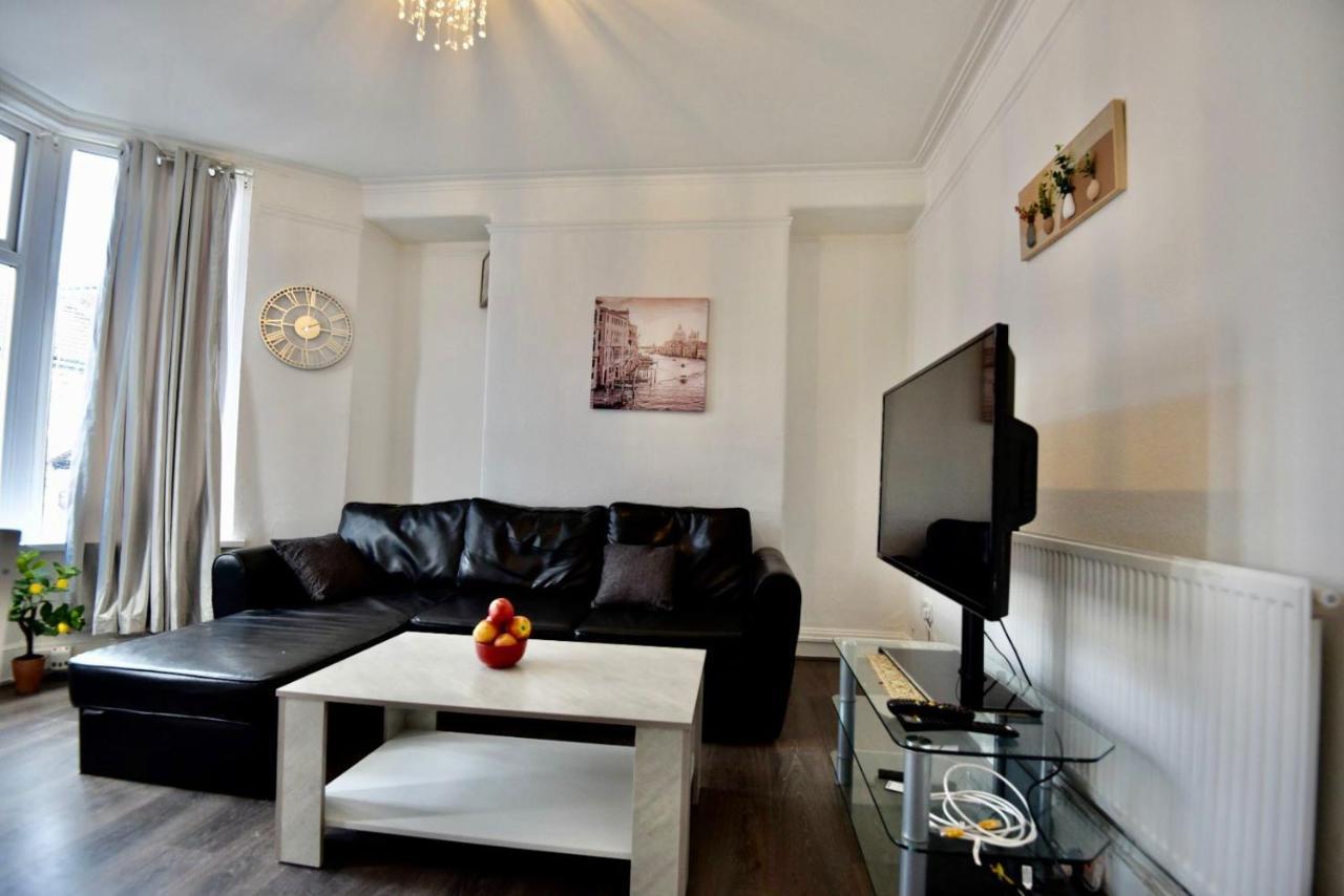 Come On In Villa Pontypridd Bagian luar foto