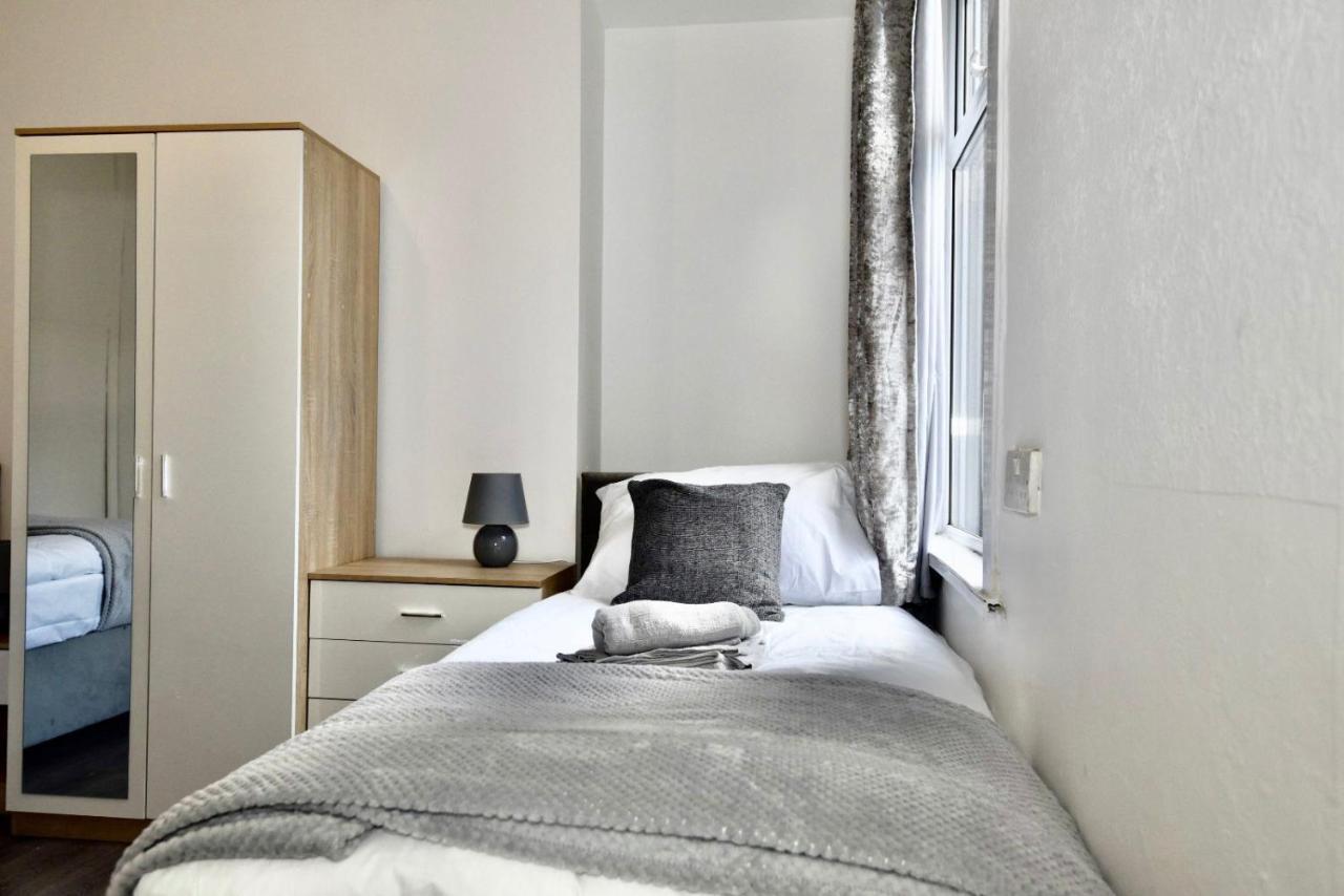 Come On In Villa Pontypridd Bagian luar foto