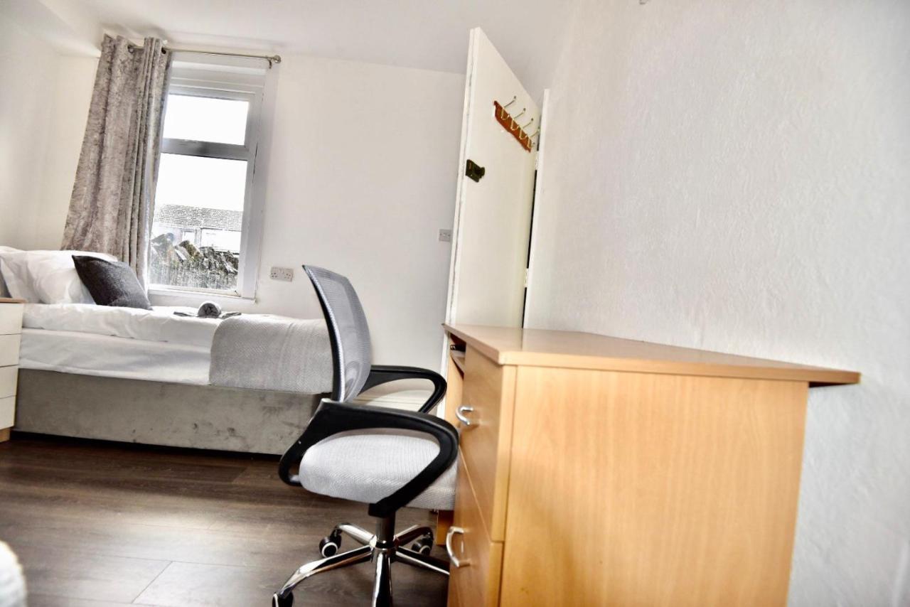 Come On In Villa Pontypridd Bagian luar foto
