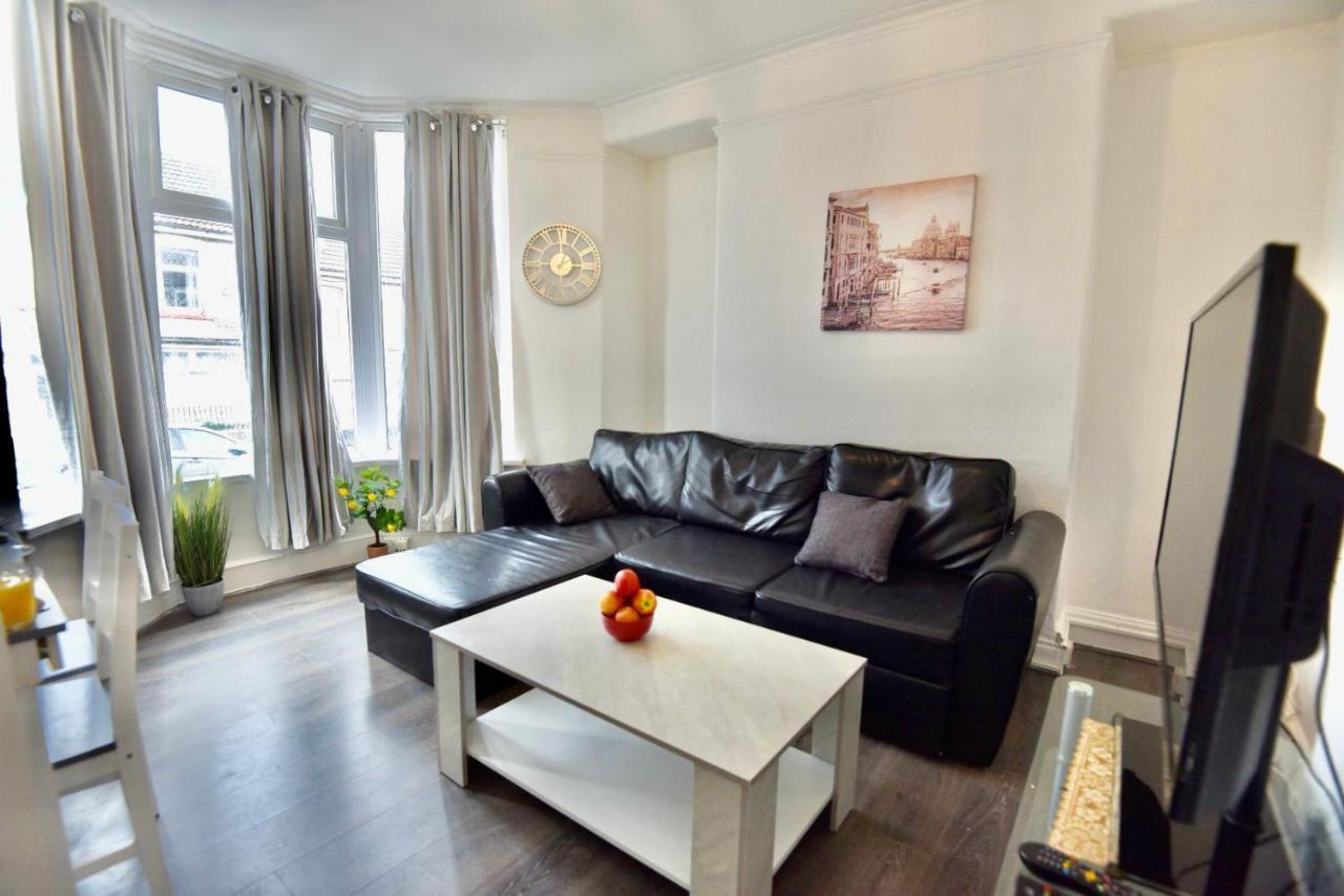 Come On In Villa Pontypridd Bagian luar foto