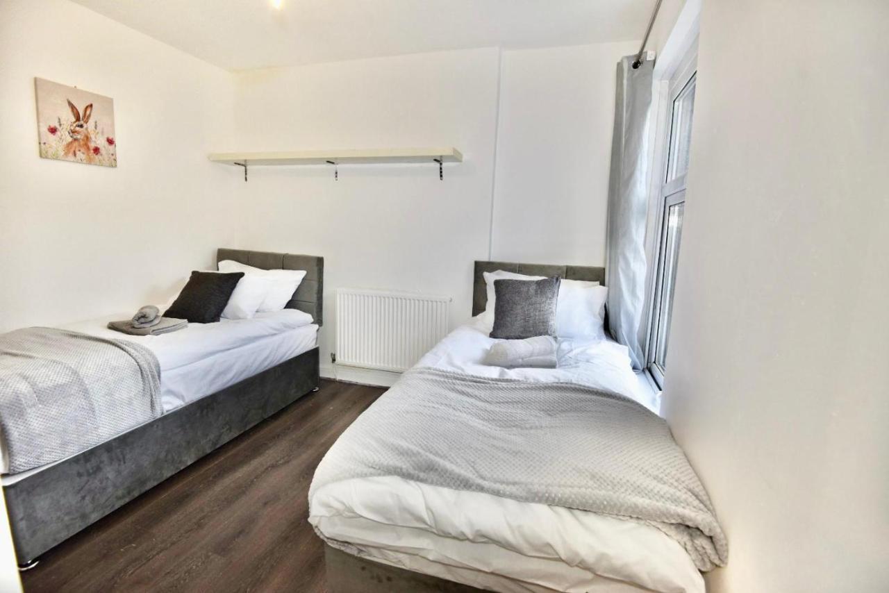 Come On In Villa Pontypridd Bagian luar foto