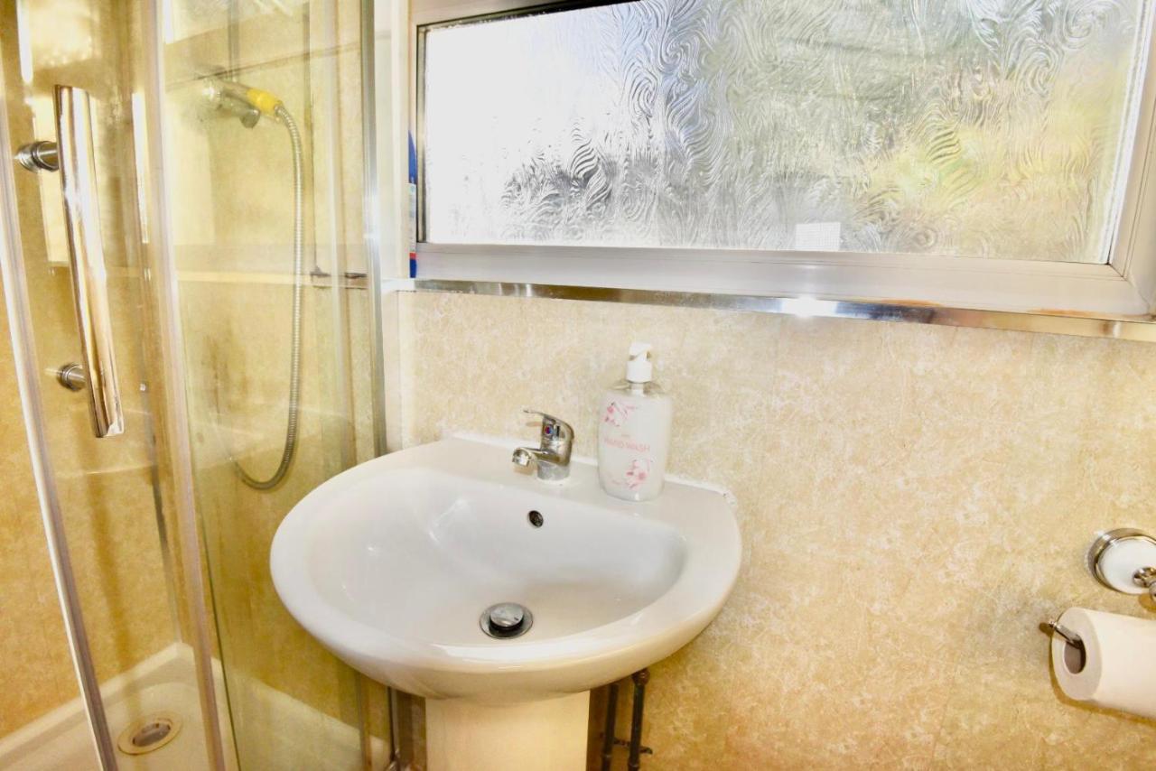Come On In Villa Pontypridd Bagian luar foto