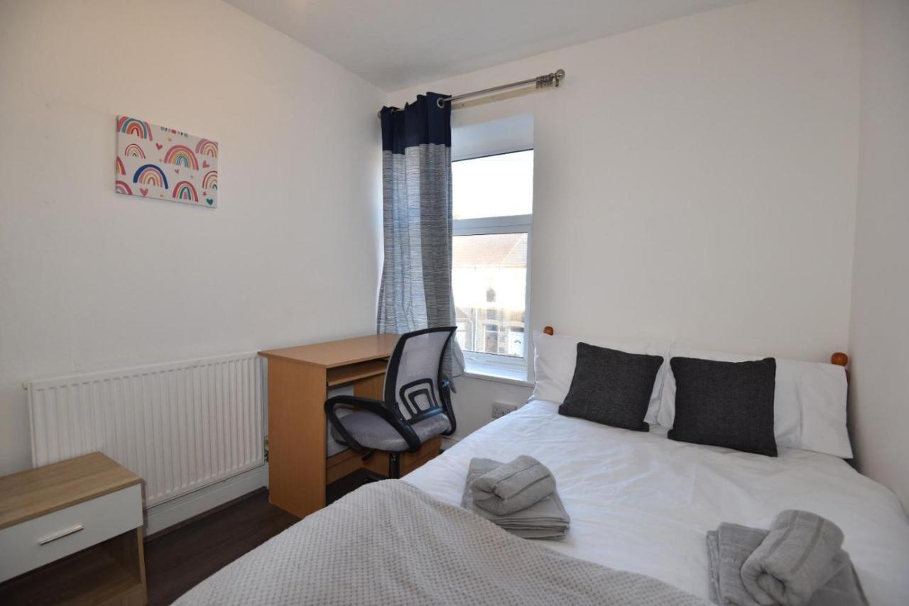 Come On In Villa Pontypridd Bagian luar foto