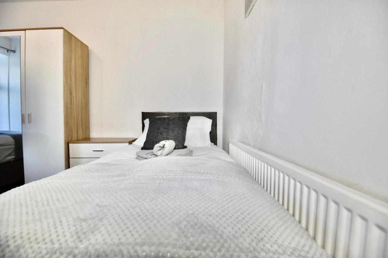 Come On In Villa Pontypridd Bagian luar foto