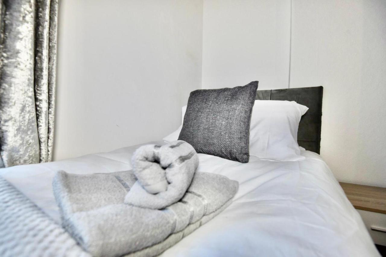 Come On In Villa Pontypridd Bagian luar foto