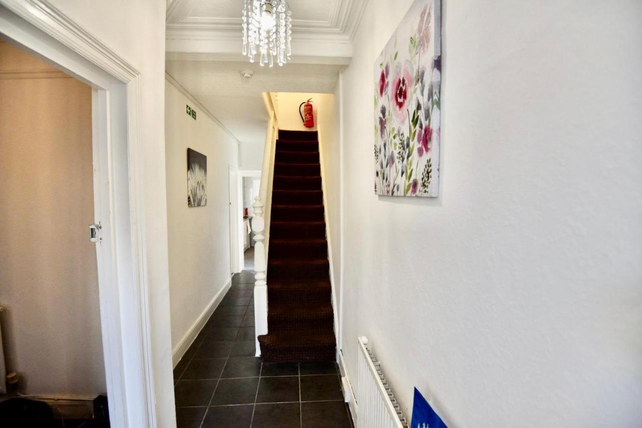 Come On In Villa Pontypridd Bagian luar foto