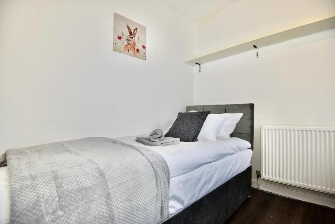 Come On In Villa Pontypridd Bagian luar foto
