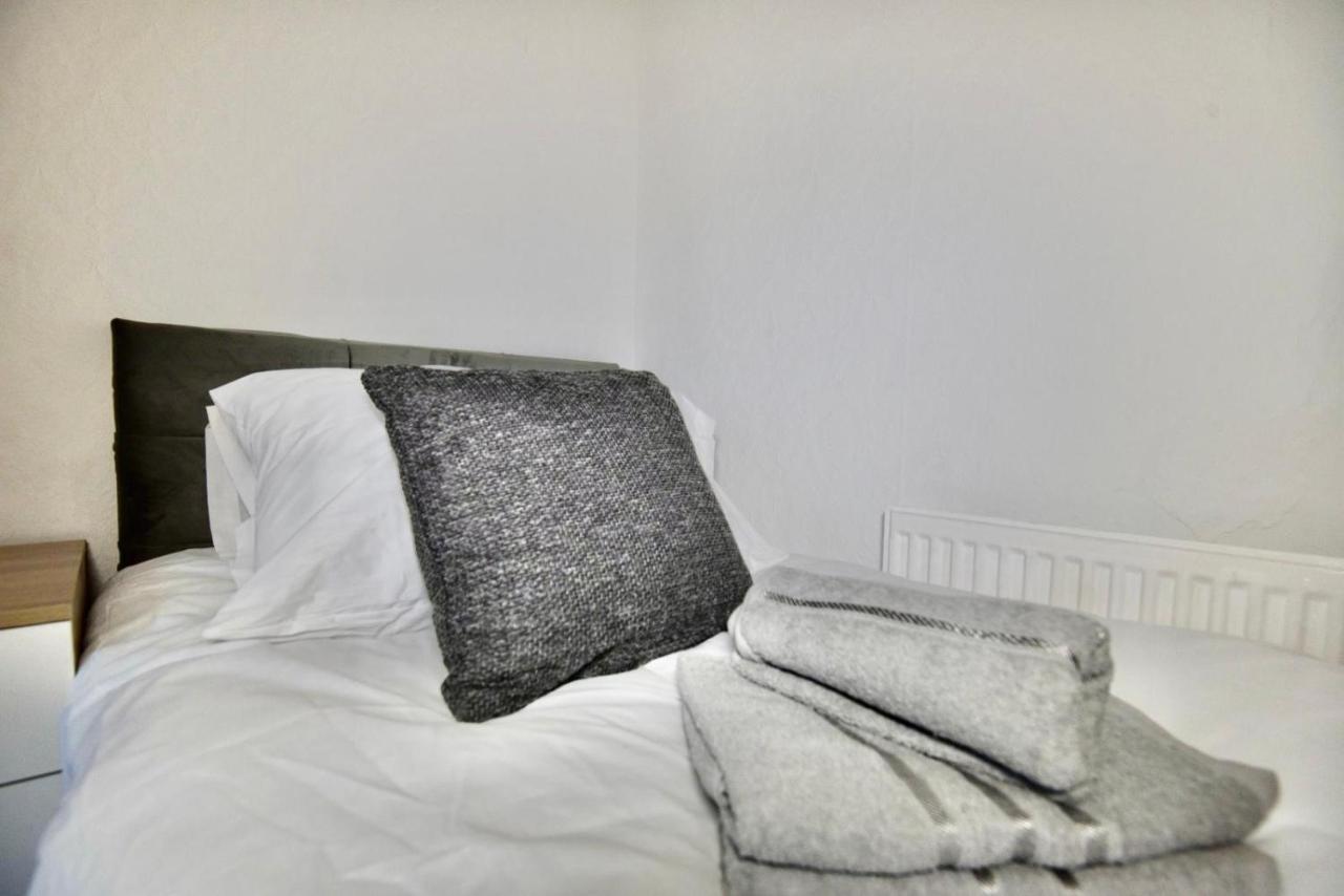 Come On In Villa Pontypridd Bagian luar foto